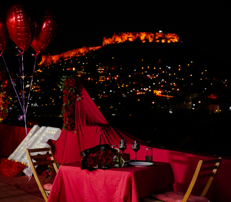 Mardin manzarasında romantik evlilik teklifi masası