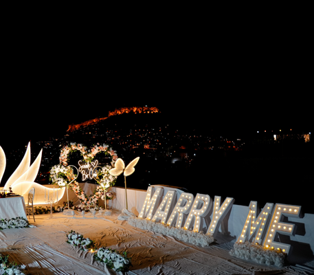 Mardin gece manzarasında evlilik teklifi konsepti